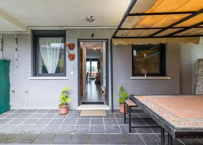 בית נופש In With Private Terrace